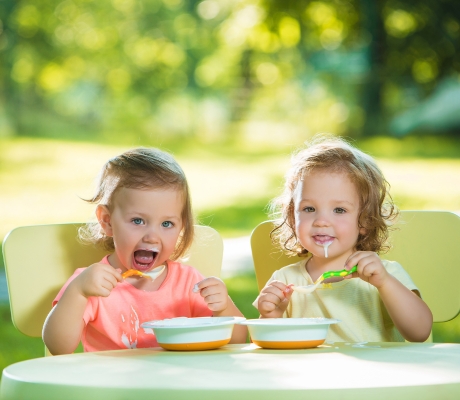 Copii care mănâncă